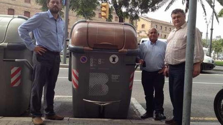 Sandar, Santiso y Gallego, junto a un contenedor, en Barcelona.