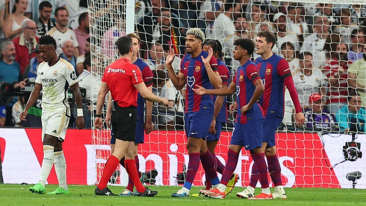 Los jugadores del Barça protestan a Soto Grado tras el penalti señalado por el árbitro