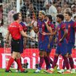 Los jugadores del Barça protestan a Soto Grado tras el penalti señalado por el árbitro