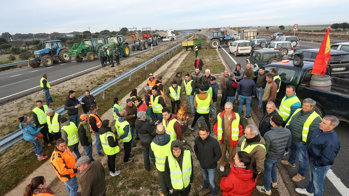 Agricultores y ganaderos cortan la autovía A-62 en Fuentes de Oñoro (Salamanca).