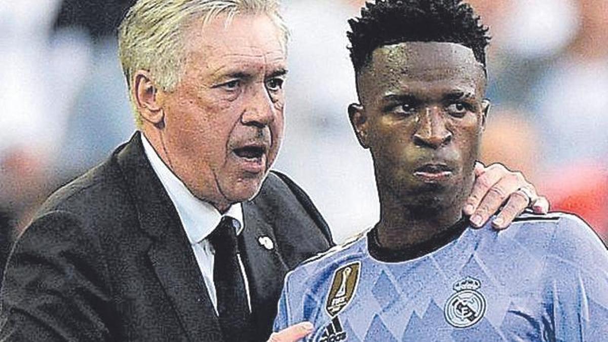 Carlo Ancelotti dialoga con Vinícius.