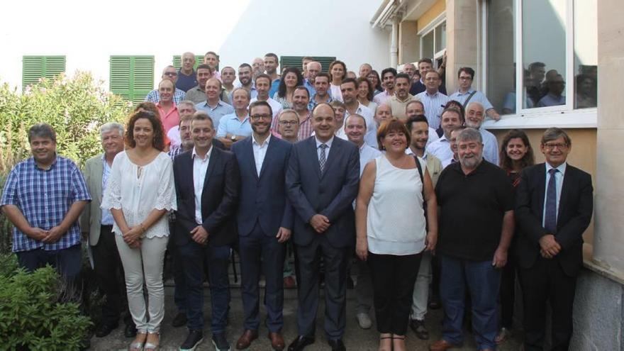 Foto de familia de los mandatarios que integran la Federació d´Entitats Locals de Balears (Felib).