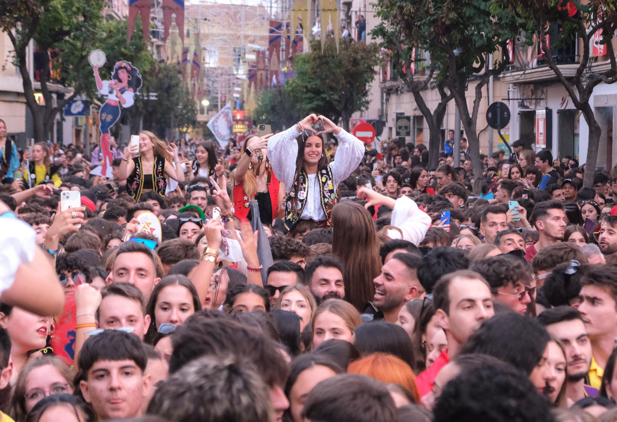 ¡Elda ya está en fiestas! Así ha sido la Entrada de bandas y el pasodoble "Idella"