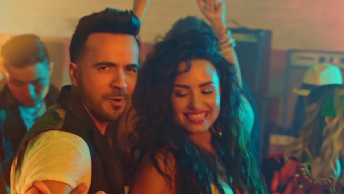 Luis Fonsi y Demi Lovato bailan en el videoclip de Echame la culpa