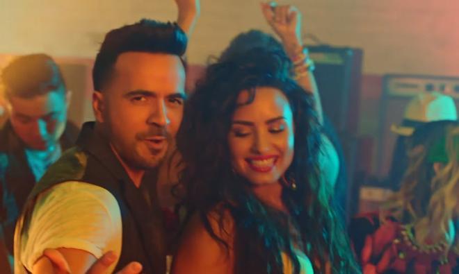 Luis Fonsi y Demi Lovato bailan en el videoclip de Echame la culpa