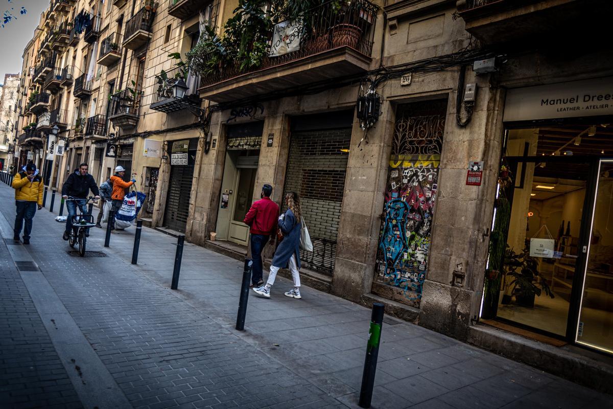 Locales aún cerrados en la calle del Rec, en el Born.