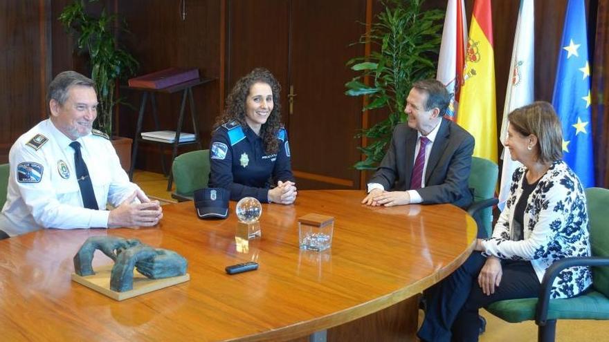 La agente María Jesús Antúnez fue recibida hoy por el alcalde, Abel Caballero.