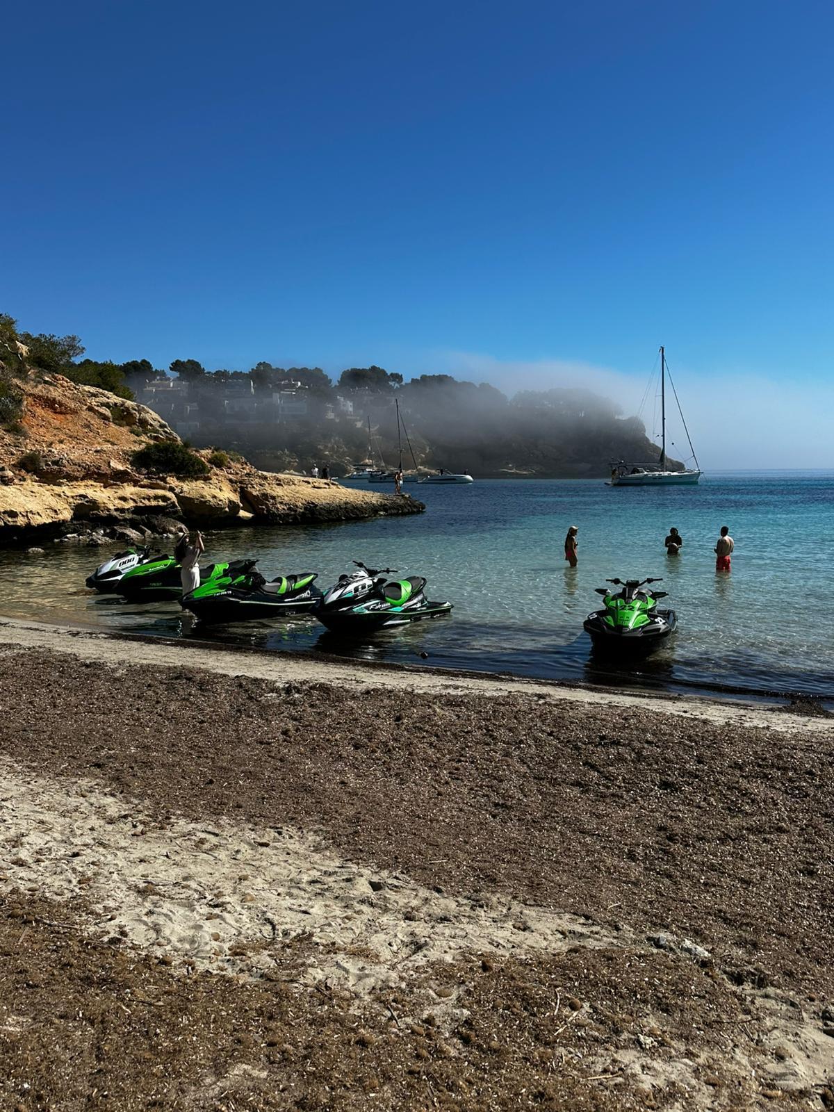 Quejas por la presencia de motos de agua cerca de la costa en Portals Vells