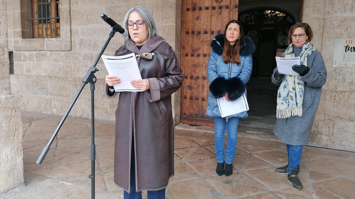 De izquierda a derecha, Ana Castaño, María de la Calle y Ruth Martín en la lectura del manifesto