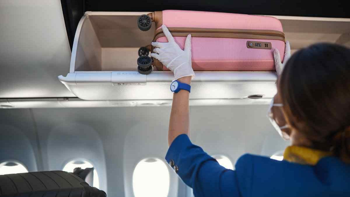 El trucazo definitivo para que no bajen tu maleta de mano a la bodega del avión