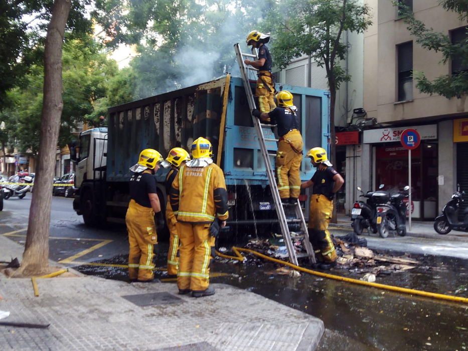 Incendio de un camión de Emaya tras chocar con unos cables eléctricos