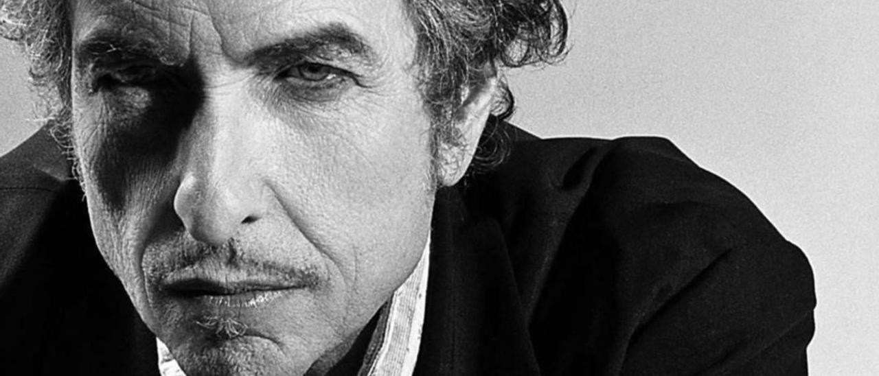 Bob Dylan publica 
«Filosofía de la canción moderna».