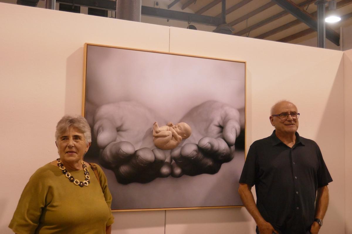 Mercè Riba i el fotògraf Eugeni Prieto amb l'obra 'Jo-pell', a la sala de l'Escorxador de Figueres.