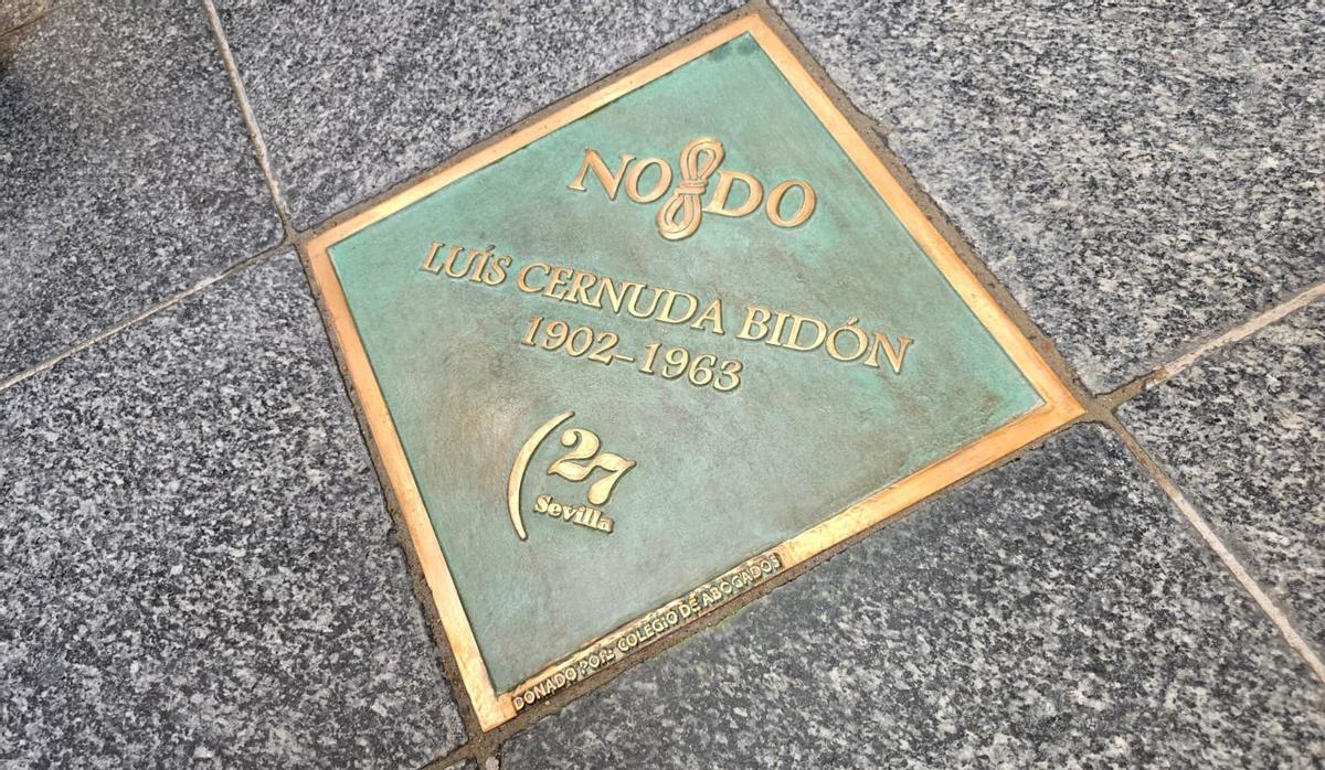 Placa dedicada a Luis Cernuda en el Paseo de los Poetas del 27 en Sevilla.