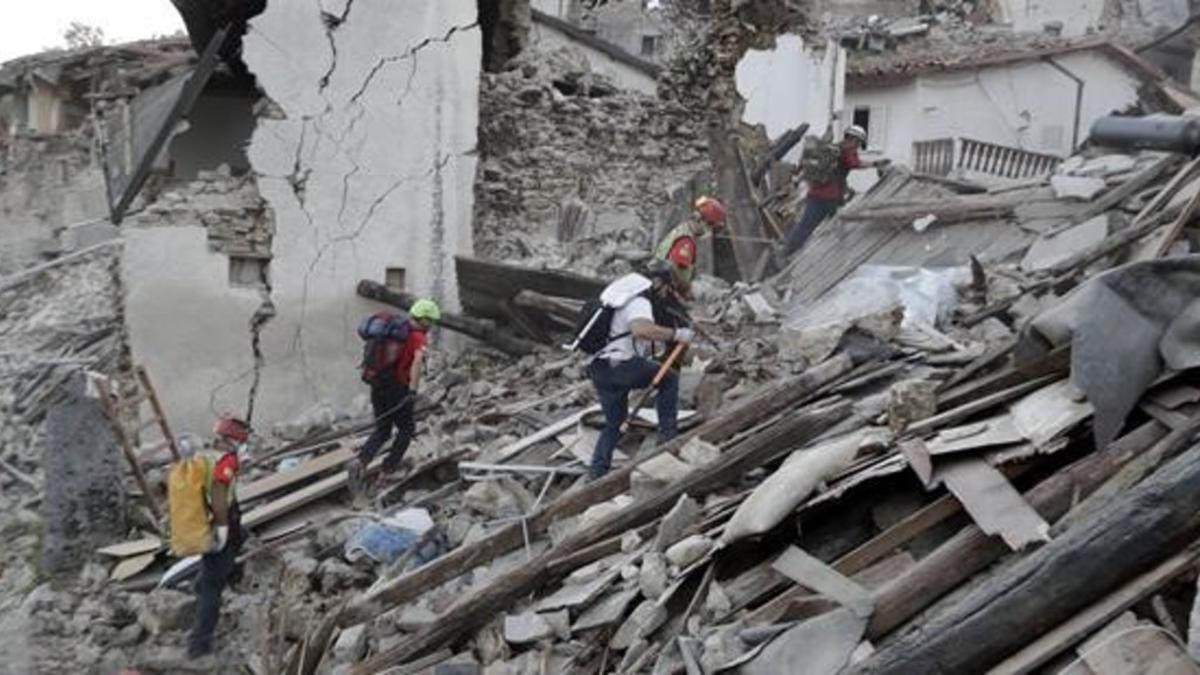 Equipos de rescate entre los escombros de Pescara del Tronto.