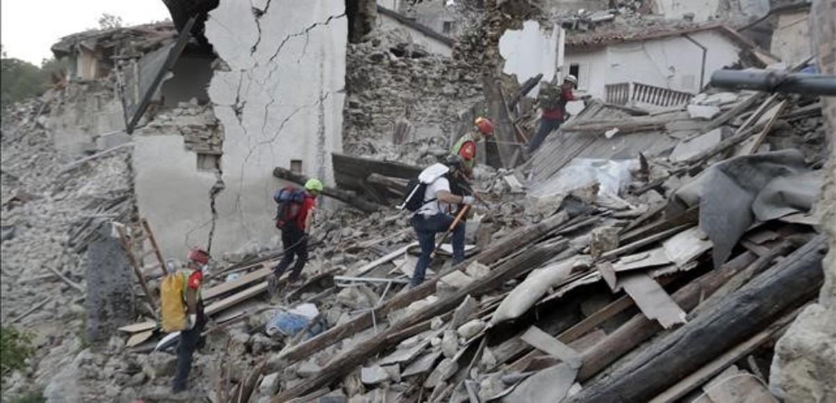 undefined35278626 rescuers search through debris following an earthquake in pe160824214820 undefined35278626 rescuers search through debris following an earthquake in pe160824214820