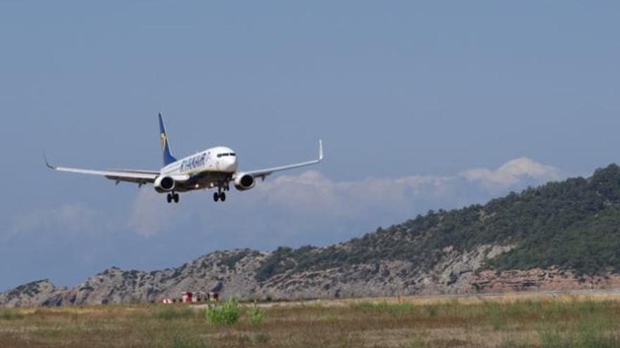 Un avión de la compañía irlandesa de bajo coste Ryanair aterriza ayer por la mañana en el aeropuerto de Ibiza.