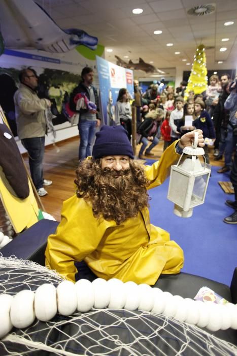 El angulero recoge cartas de los niños en el Acuario de Gijón