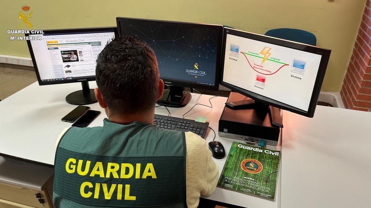 Un agente de la Guardia Civil