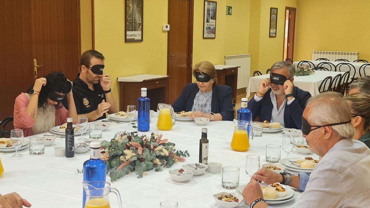 Actividad para ponerse en la piel de una persona ciega, en Plasencia.