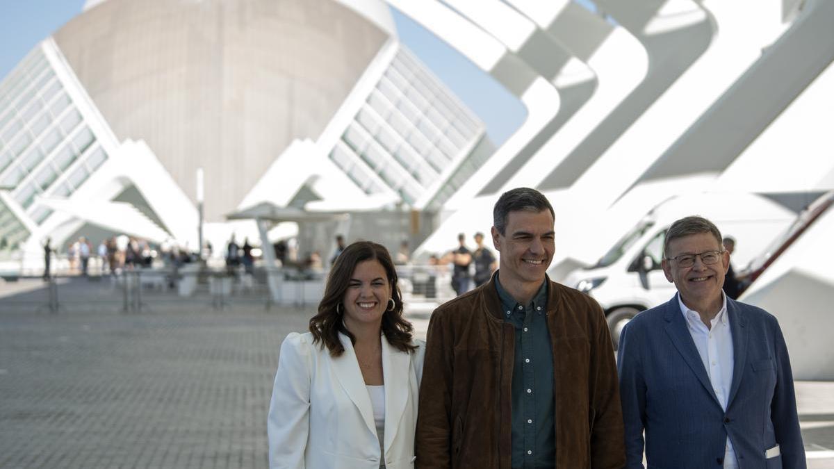 El presidente del Gobierno, Pedro Sánchez, con el president de la Generalitat, Ximo Puig, y la vicealcaldesa de Valencia y candidata socialista, Sandra Gómez.