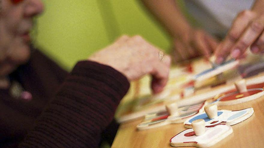 Una mujer, en un taller de memoria de la Asociación de Familiares de Enfermos de Alzhéimer de A Coruña.