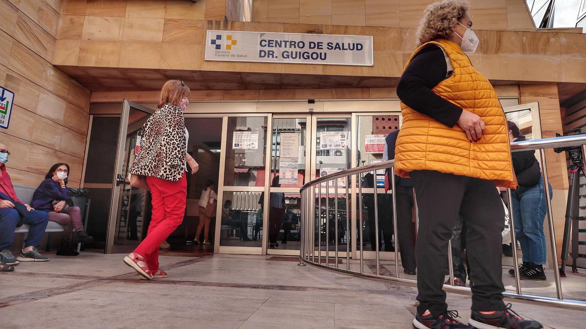 Pacientes en el exterior del centro de salud Doctor Guigou, en Santa Cruz de Tenerife.