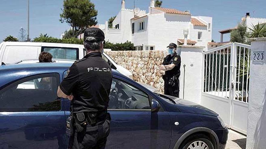 Policías nacionales, el pasado domingo, ante el chalé de Ciutadella donde se cometió el parricidio.