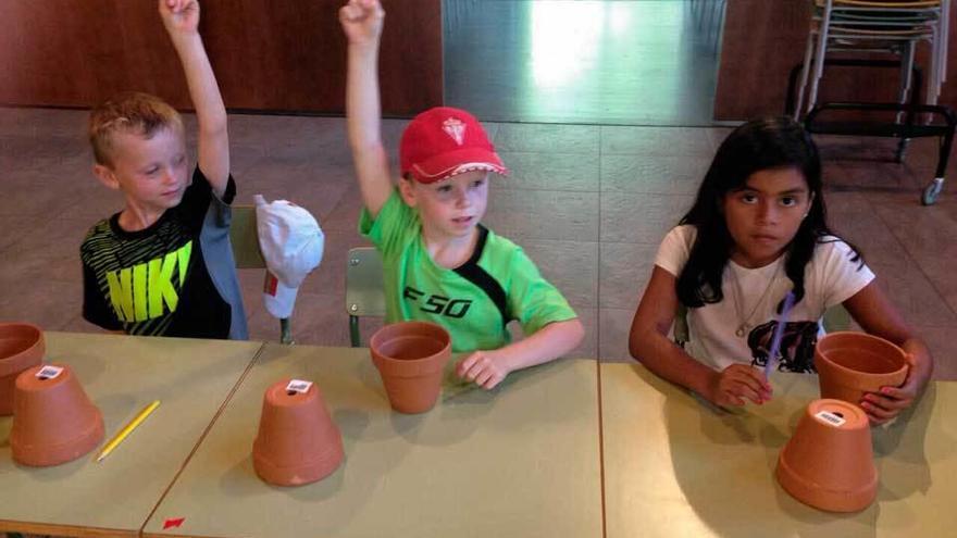 Un grupo de niños, en el taller de jardinería.