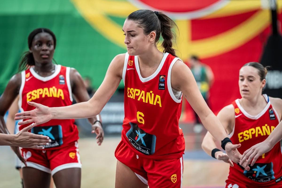 Marina Mata, jugando un partido con la Selección Española