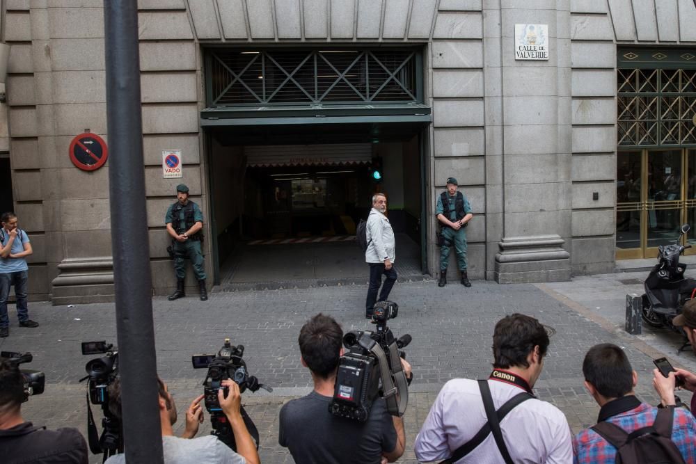 Periodistas y fotógrafos esperan frente a las oficinas de Telefónica de la Gran Vía madrileña la salida de Eduardo Zaplana