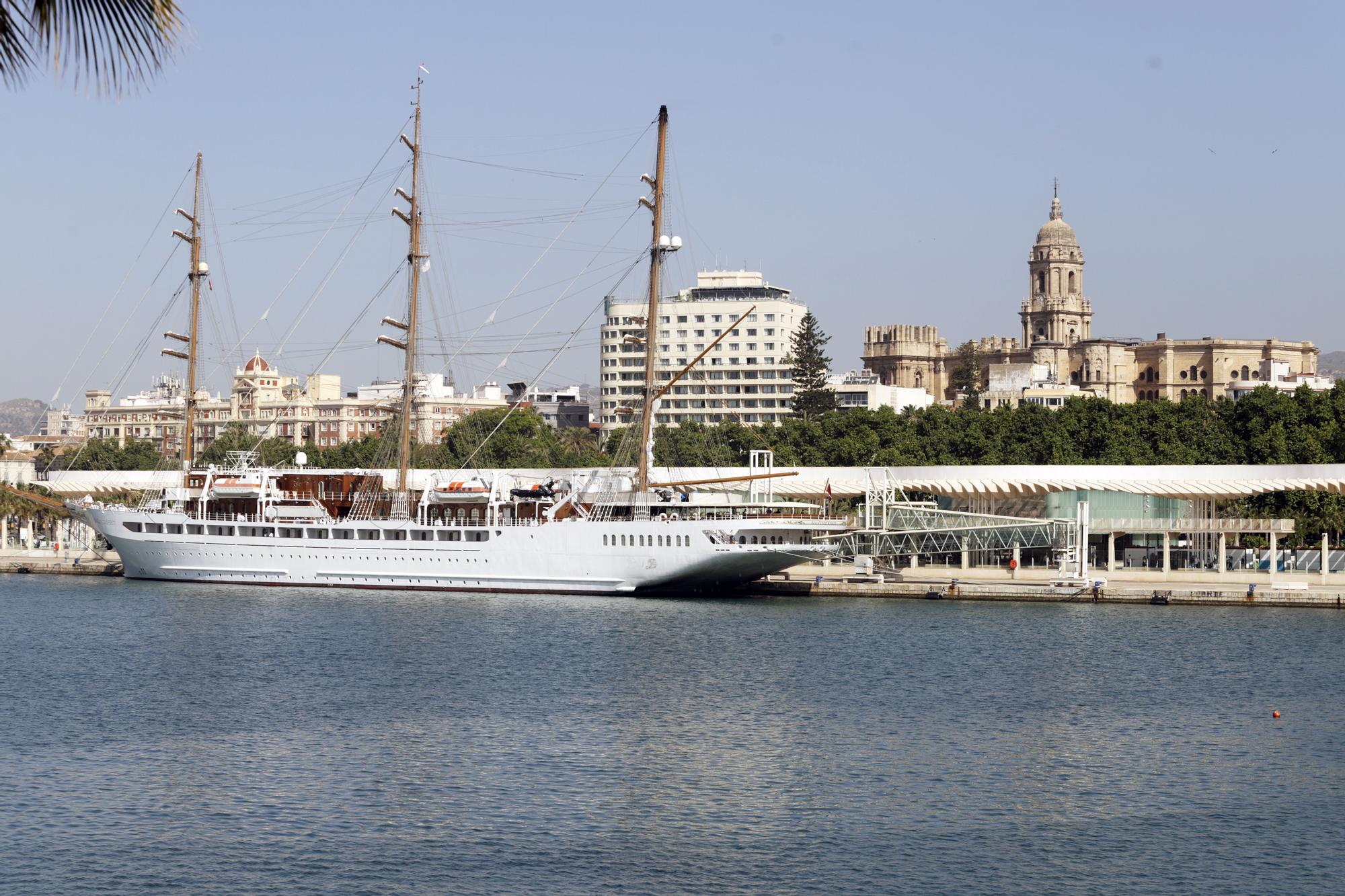 El lujoso 'Sea Cloud Spirit' atraca en el Palmeral del Puerto de Málaga