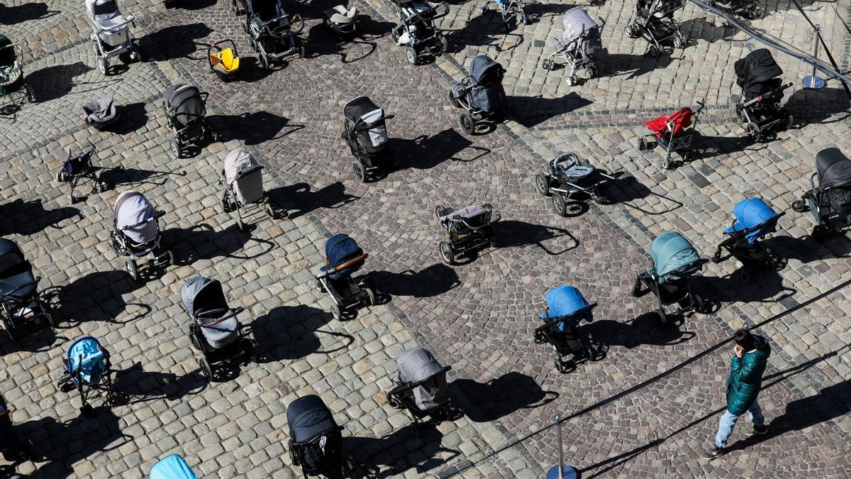 Carritos infantiles simbólicos de los niños fallecidos en el conflicto de Ucrania.