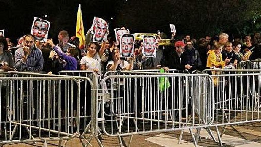 Més de 200 persones es concentren a Viladecans en contra de Sánchez