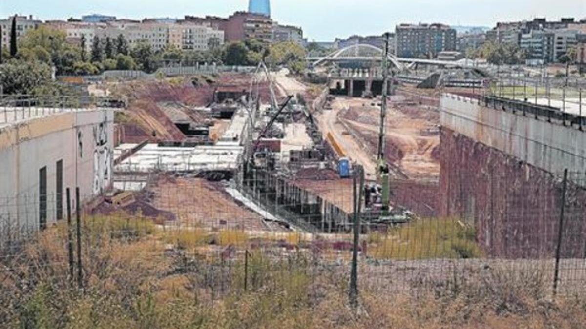 Solar donde seguirá la búsqueda. Al fondo, la obra cubre restos ya estudiados.