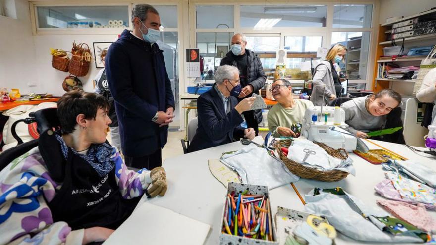 Conde, durante su visita a las instalaciones de Apamp.   | // FDV