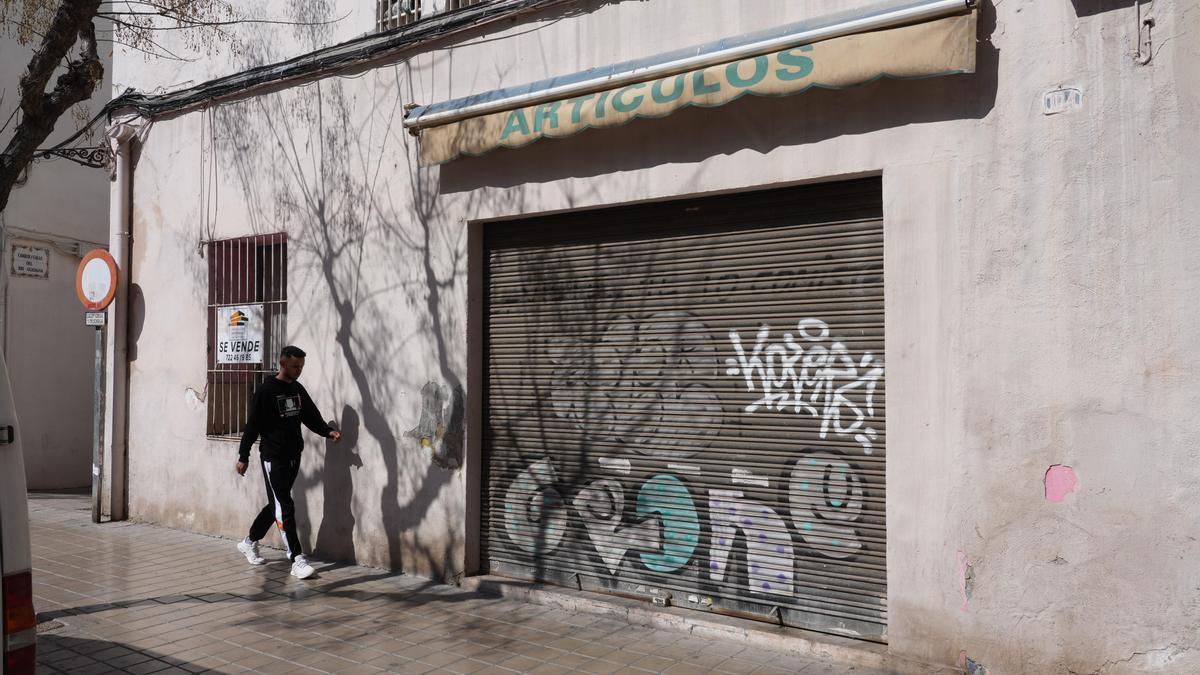 Un viandante pasa frente a una tienda de Castelló cerrada, una imagen que se repite en prácticamente todos los municipios de la provincia.