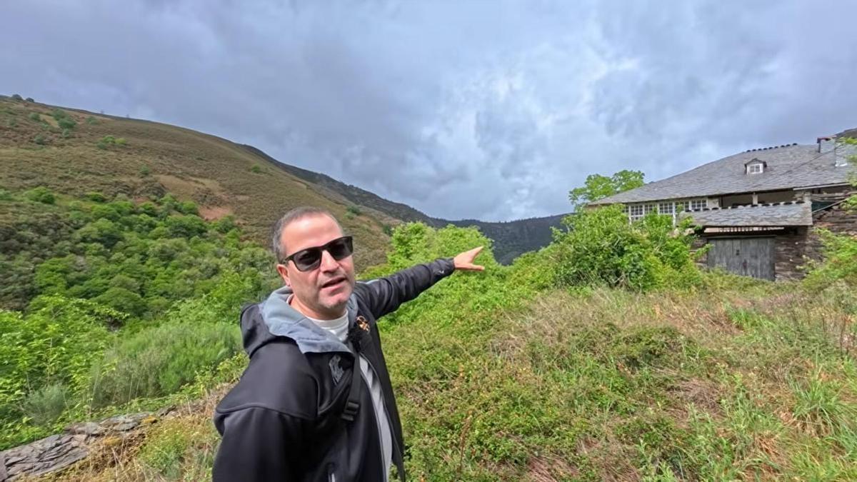 VÍDEO | Té 39 anys i viu sol en un poble abandonat que lluita per salvar-lo de l'oblit: "El meu pare estimava molt aquesta terra"