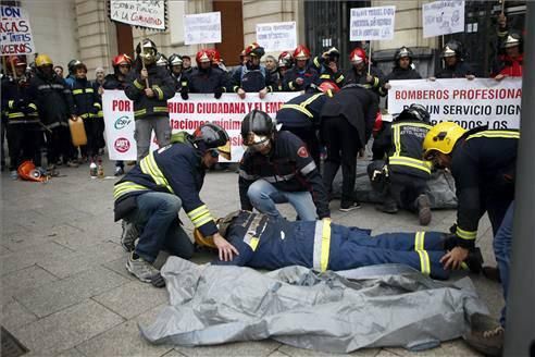 Concentración de bomberos en Zaragoza