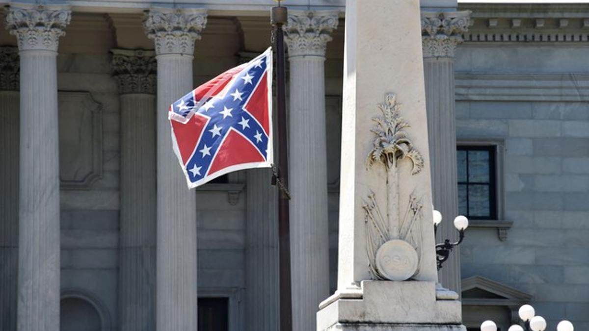 La bandera de la confederación en un monumento a las víctimas de la Guerra Civil Americana en Carolina del Sur.