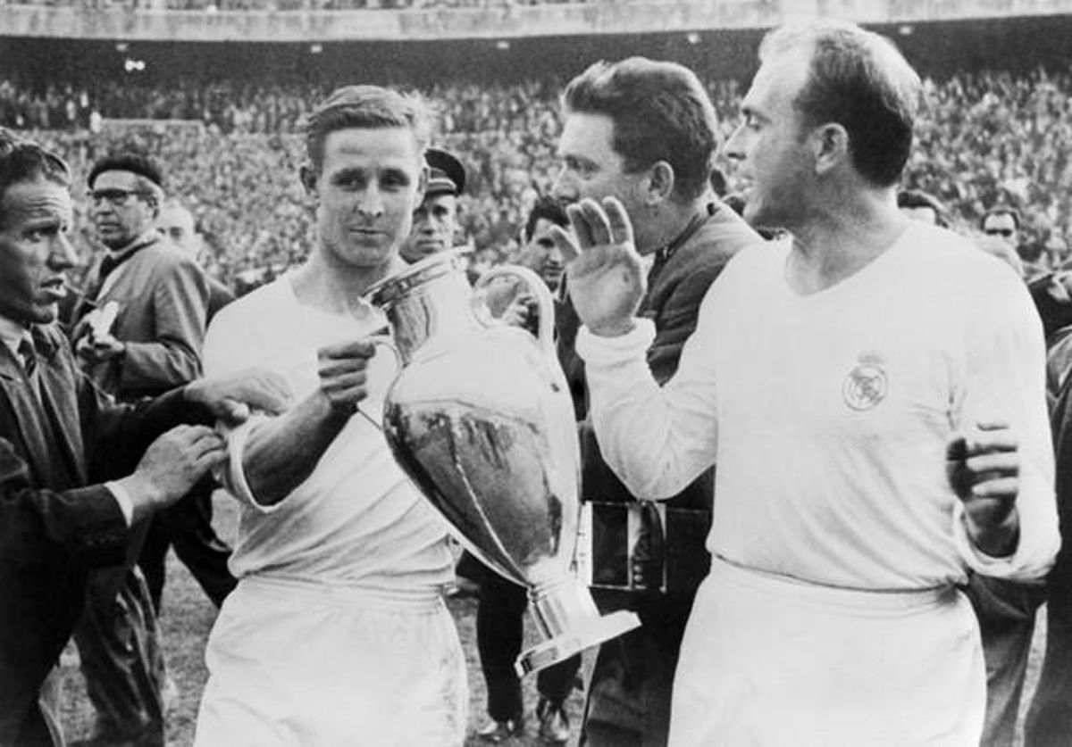 Alfredo Di Stéfano, al costat de Raymond Kopa amb la Copa d’Europa a l’estadi Santiago Bernabéu.