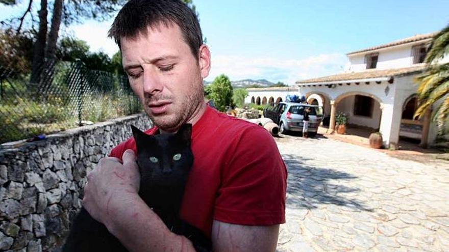 El joven Wojtek, lleno de arañazos tras pasar tres días en el pozo, abrazando a la gata cuya vida salvó.
