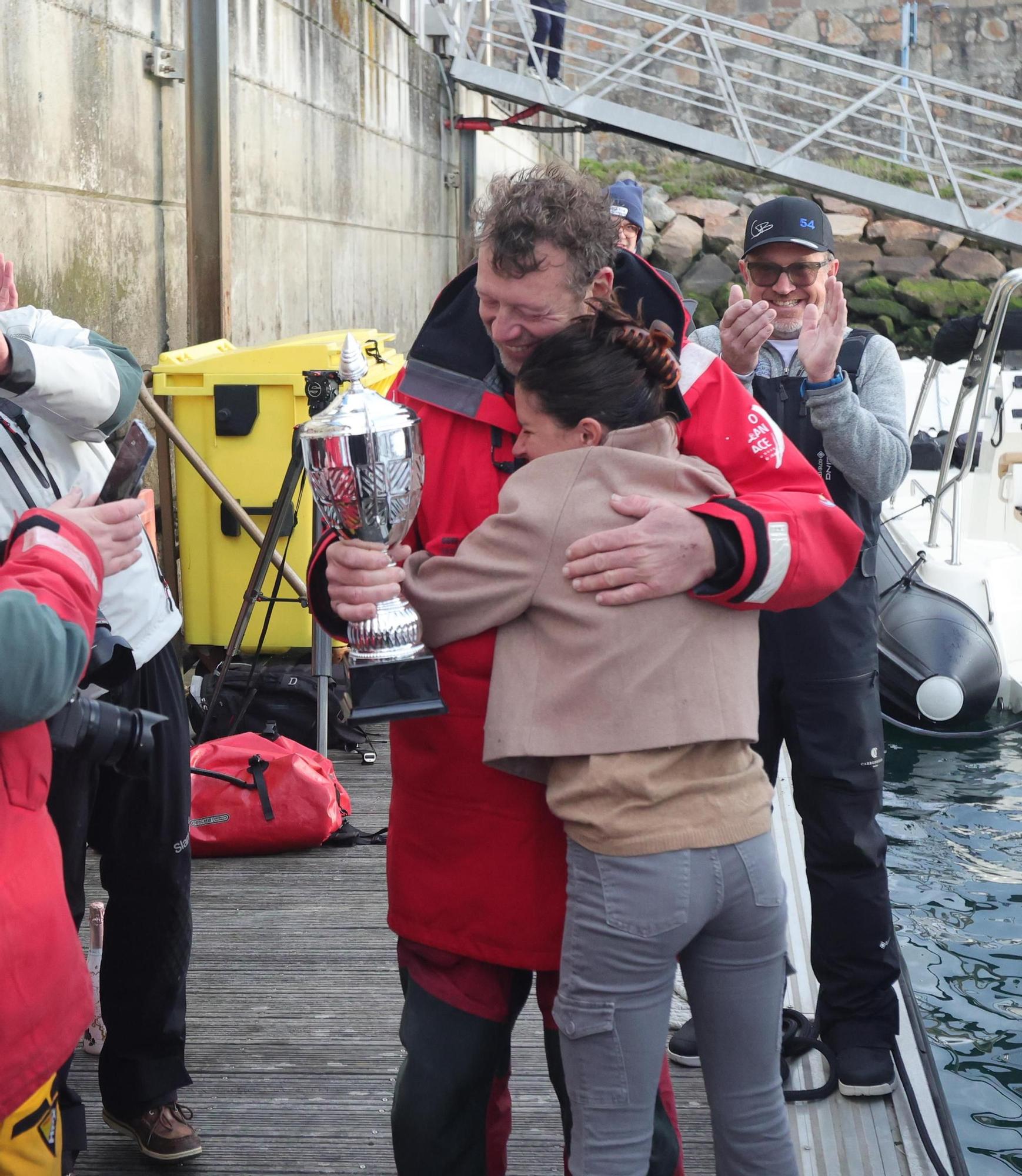 Cole Brauer llega a A Coruña tras dar la vuelta al mundo en solitaroi