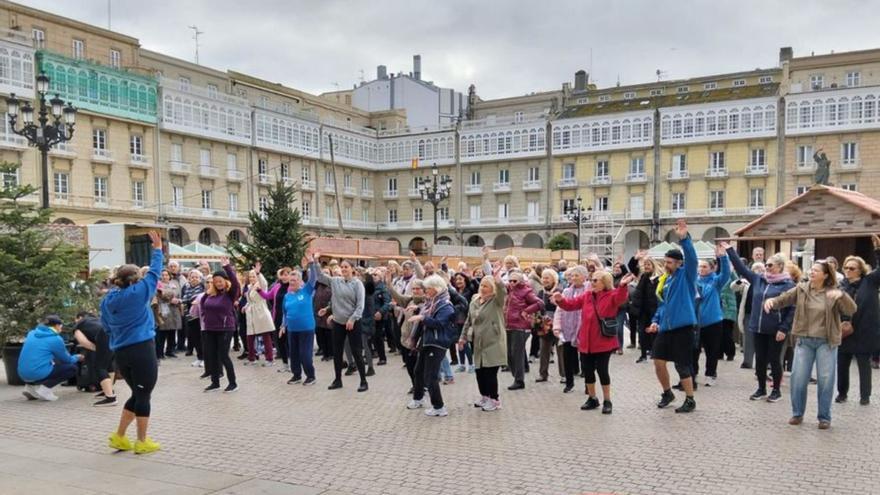 Usuarios de las escuelas, junto al personal en María Pita.  | | LOC