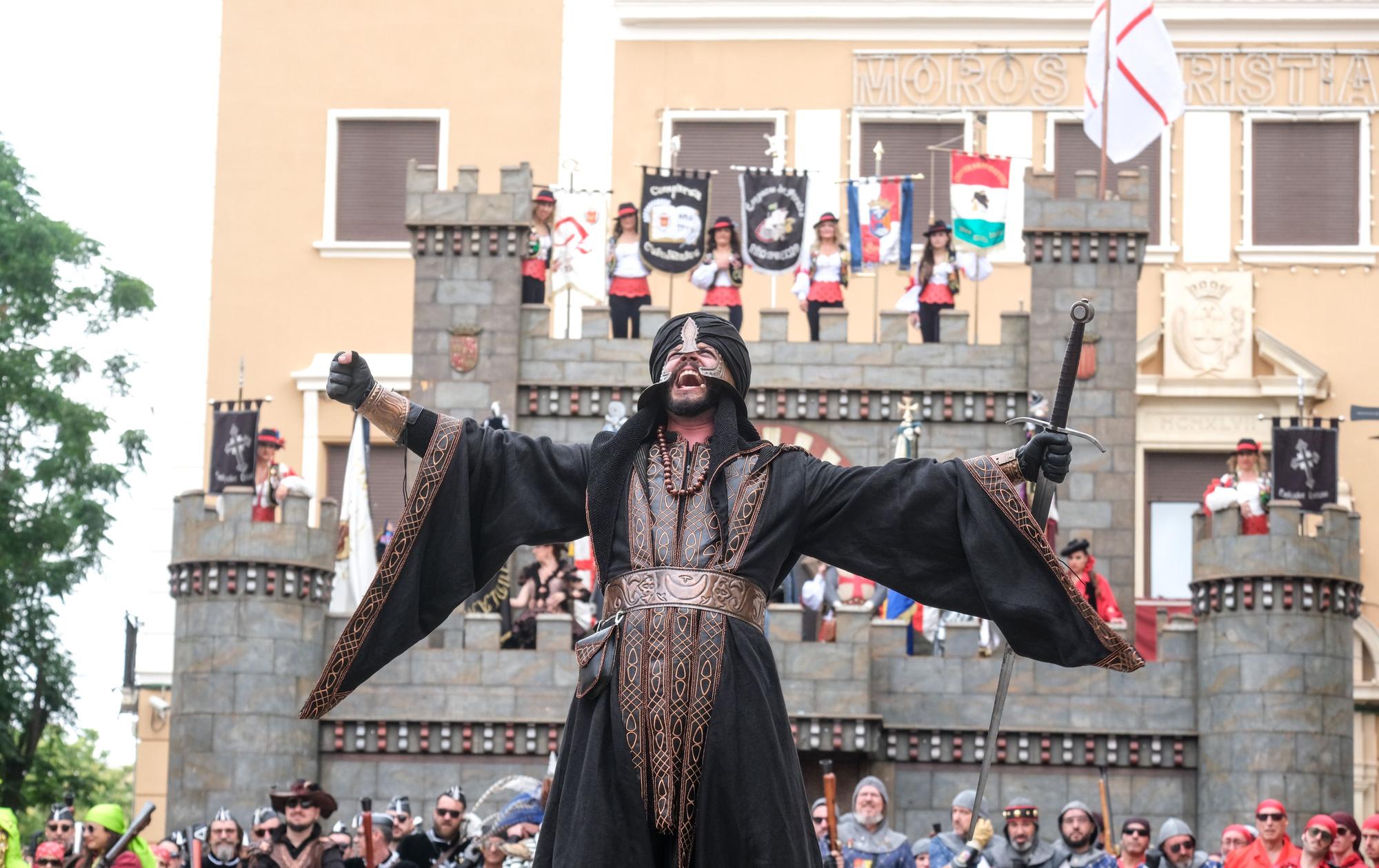 Los moros conquistan el castillo bajo la lluvia. Así ha sido la embajada mora de las fiestas de Elda