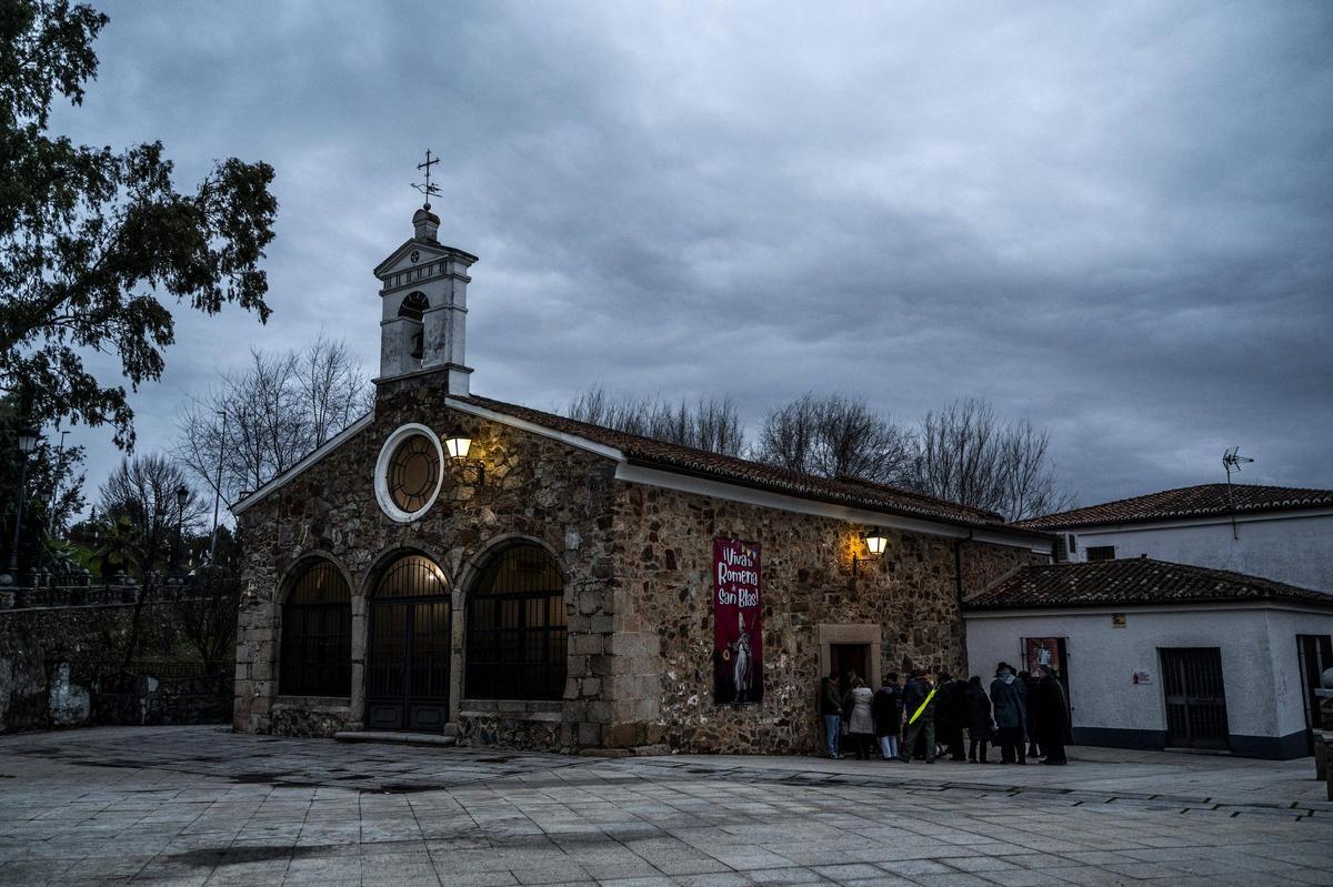 Los jugadores del colegio Diocesano de Cáceres cumplen su promesa y portan a San Blas en su procesión