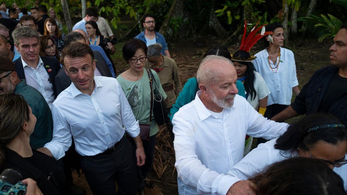 Emmanuel Macron (i), Presidente de la República Francesa, junto a Luiz Inácio Lula da Silva (d), Presidente de la República Federativa de Brasil