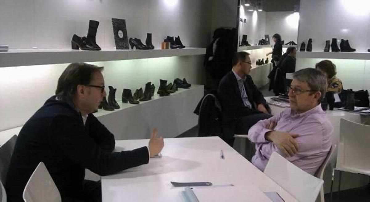 Vendedores y compradores extranjeros negocian en un expositor, en una imagen retrospectiva de la Feria de Milán.