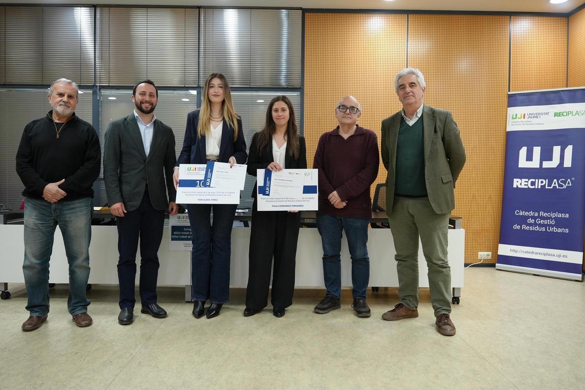 Las premiadas por la Cátedra Reciplasa, en el centro de la imagen.