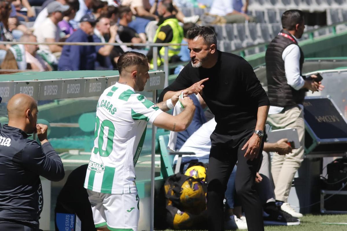 Iván Ania da indicaciones a Antonio Casas durante el Córdoba CF-Elche.
